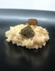 Caviar fresco sobre receta de risotto